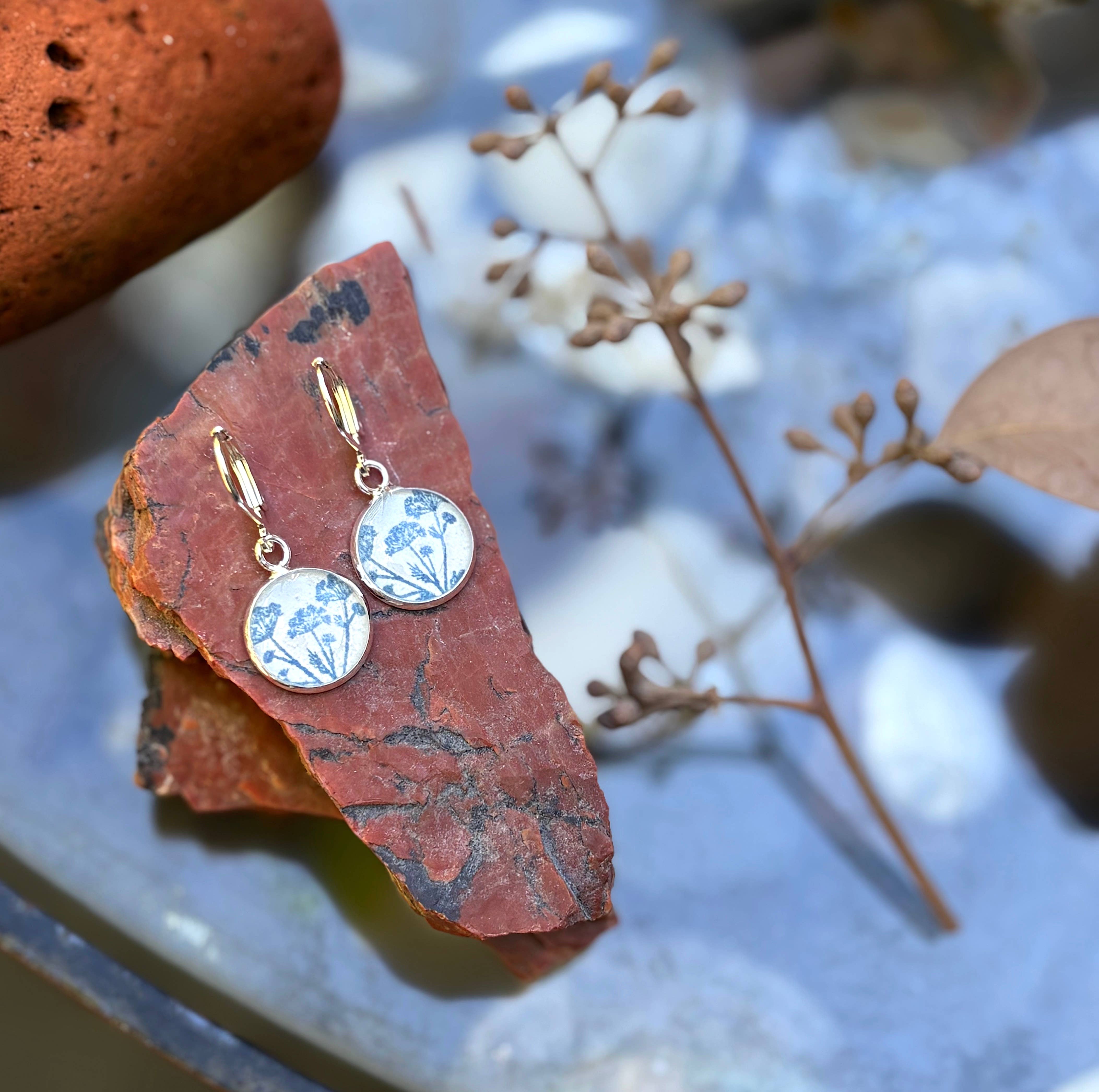 joeyfivecents - Vente Boucles d'oreilles pendantes - Boucles d'oreilles pendantes estampées à la main - plantes bleues, champignons, abeilles8