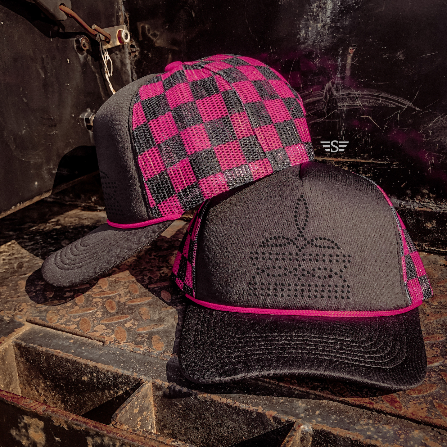 Flying S Company - Venta al por mayor Gorra trucker - Mujer - Gorra Trucker de Malla Estampada con Costura de Bota de Pedrería12