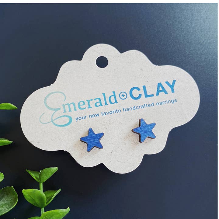 Orecchini in legno a forma di stella. per la vendita all'ingrosso da parte di Emerald and Clay