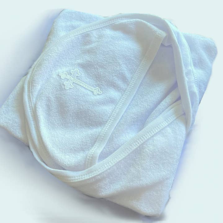 Serviette de baptême avec capuche et croix pour la vente par Simply Charming