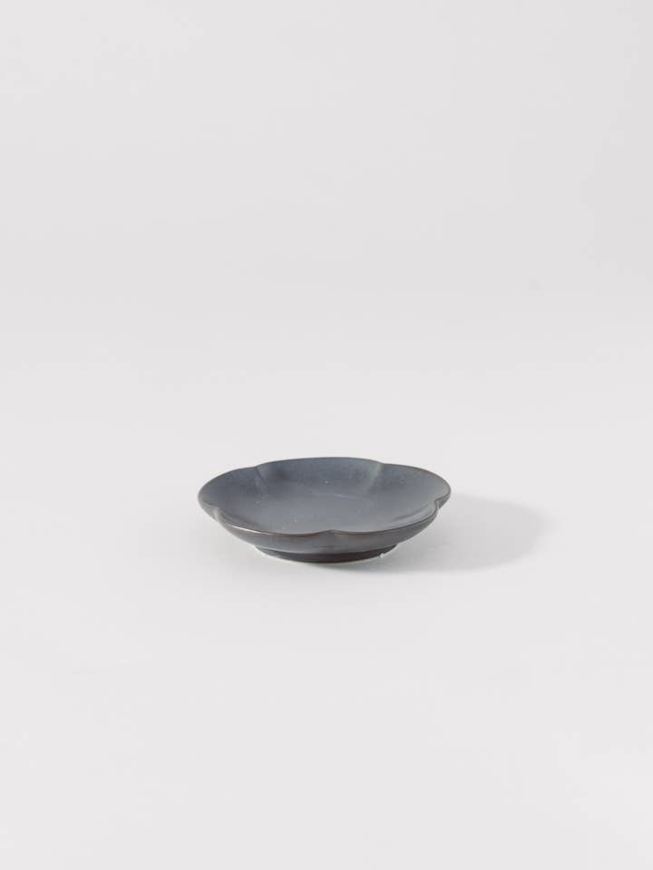 Mini-plat Mino Ware Ume Blossom noir pour la vente par LAKOLE