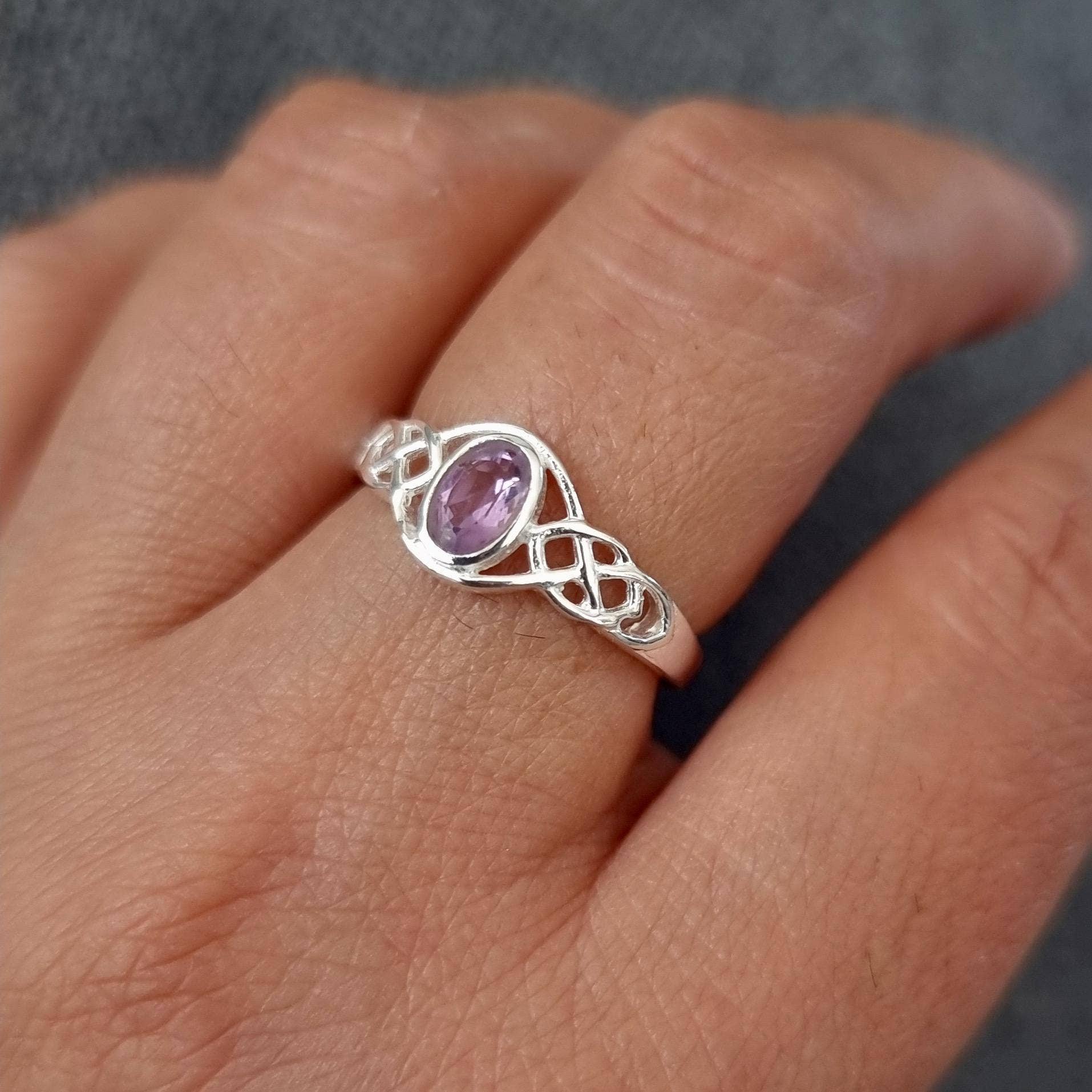 Mistry Gems - Wholesale Ring met een steen/solitaire ring - Keltische Knoop Facetgeslepen Amethist Ring | 925 Sterling Zilver1