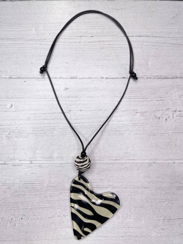 Alisha.D Svart & Elfenbensfärgat Hjärthänge Justerbart Halsband för wholesale av LIOR / ALISHA D