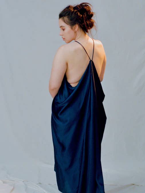 Robe drapée en soie Botanist en bleu marine minuit pour la vente par Jasmine Chong