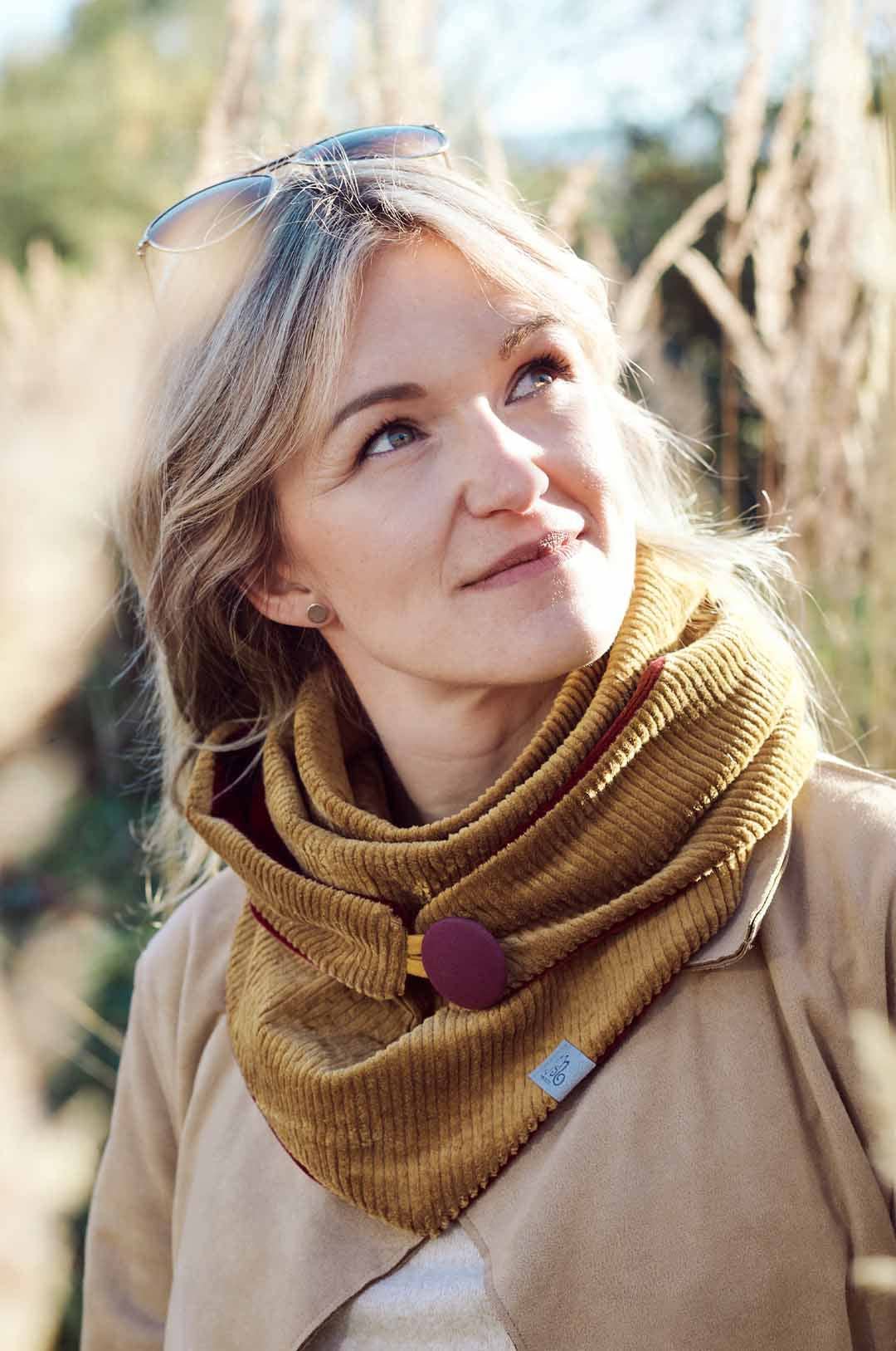 Wishproject - Wholesale Scarf - Women's - Triangular scarf | corduroy | cognac & burgundy3