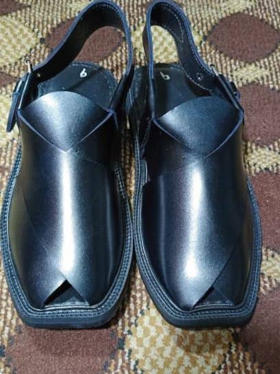 Handgefertigter schwarzer Peshawari Chappal, Shinny Black für den Großhandel von vintarust