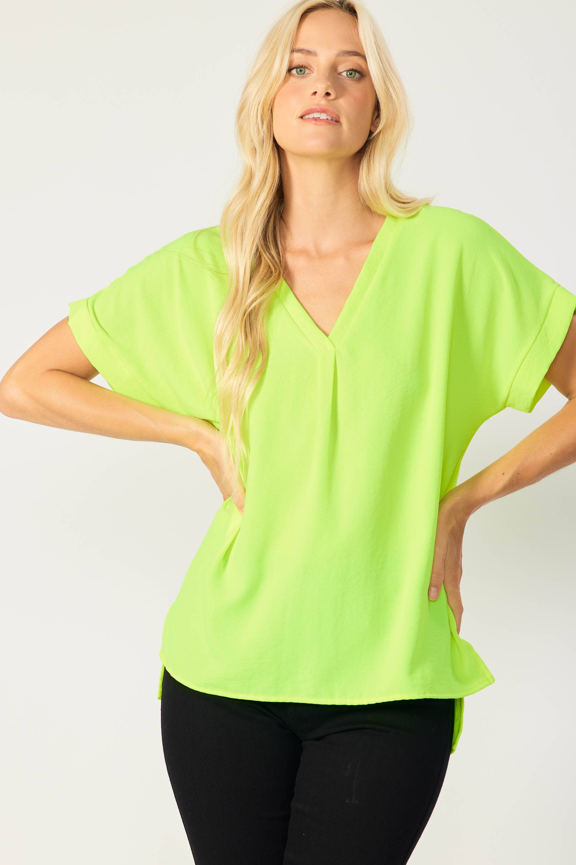 FSL Apparel - Vendita all'ingrosso Camicetta - Donna - ST3280 - TOP IN TESSUTO CON SCOLLO A V A MANICA CORTA, VESTIBILITÀ COMODA 15