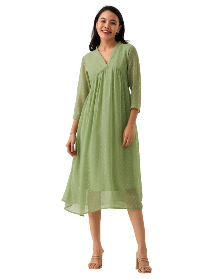 Robe à col en V à pois suisses Brasso en mousseline Green Mist pour la vente par STYLE INSTANT