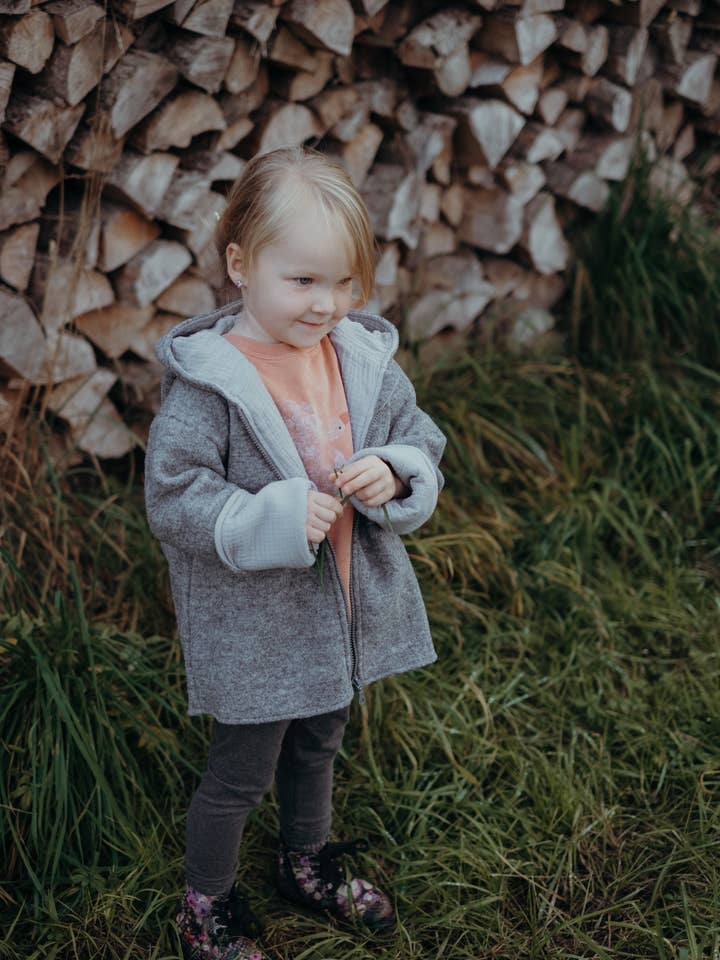 Giacca grigia «Light Grey» pronta per la spedizione - Milli Wonka per la vendita all'ingrosso da parte di Milli Wonka