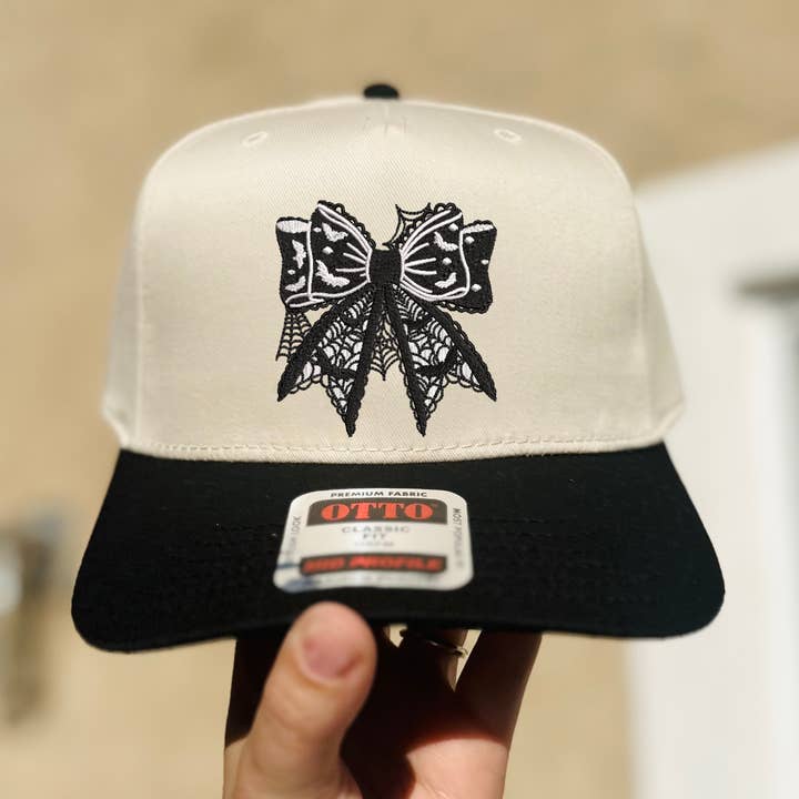 Spookachtige Halloween-strik geborduurde hoed voor wholesale door Southern N Savvy