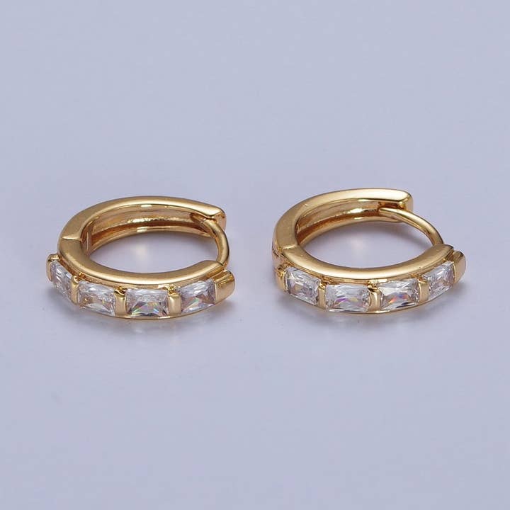 Aim Eternal - Vendita all'ingrosso Orecchini a cerchietto - Orecchini a cerchio con baguette in zirconia cubica rivestiti in oro 16K da 13x14mm | AD-4950