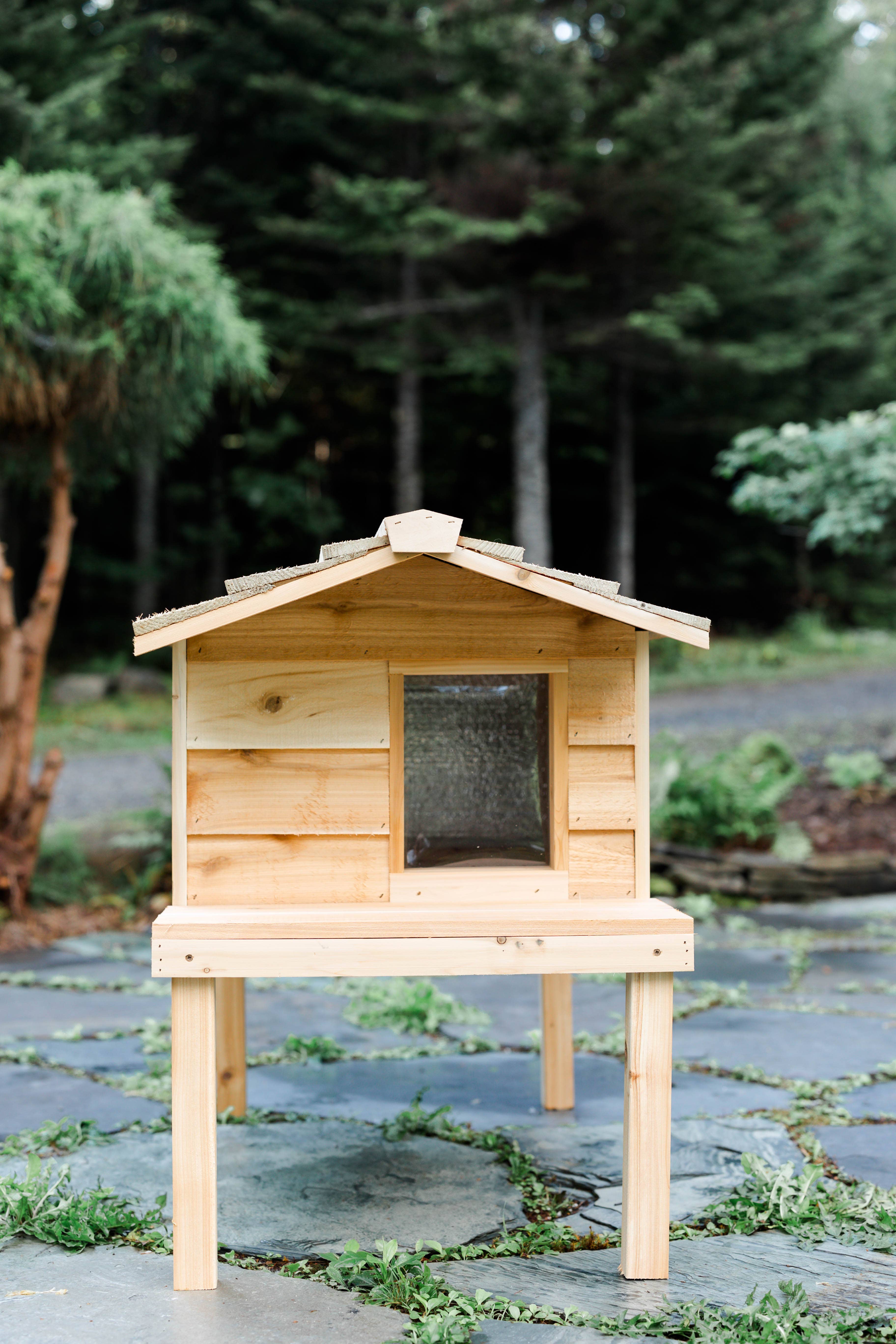 UnderCover Pet Houses - Vente Panier – chat et chien - Grande maison pour chat d'extérieur avec terrasse et toit prolongé6