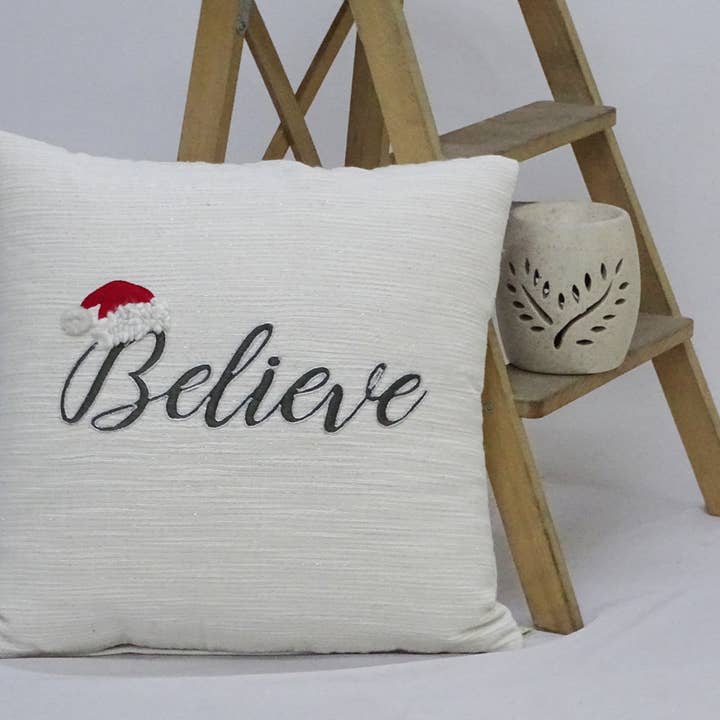 Cuscino decorativo natalizio Vibhsa “Believe” Santa Cap – 50x50 cm per la vendita all'ingrosso da parte di Vibhsa