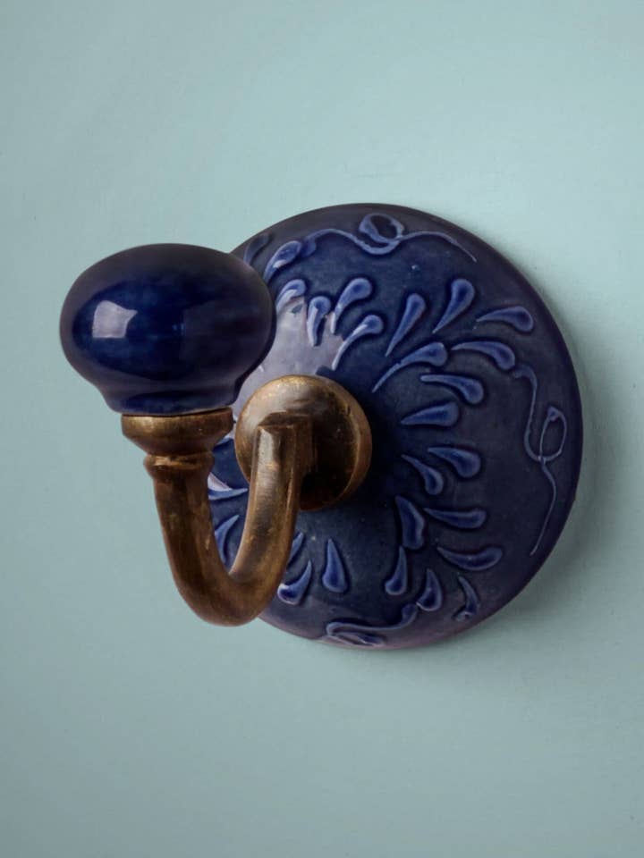 Set van 6 donkerblauwe keramische wandhaken met reliëf voor wholesale door KNOBCO