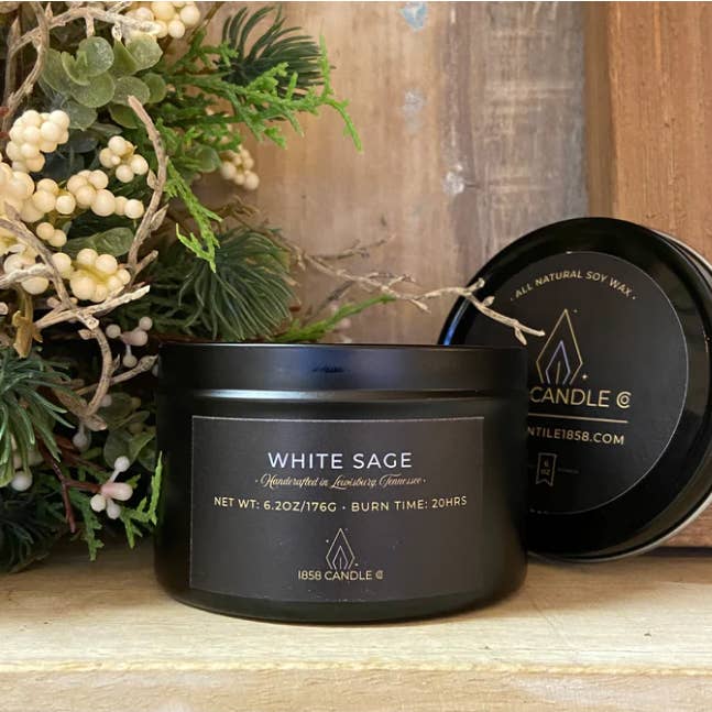 Candela White Sage da 6 once in latta da viaggio per la vendita all'ingrosso da parte di 1858 Candle Co