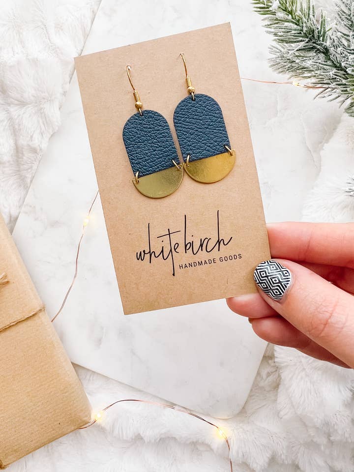 Boucles d'oreilles géométriques demi-lune en cuir bleu marine et mini laiton pour la vente par Whitebirch Handmade Goods