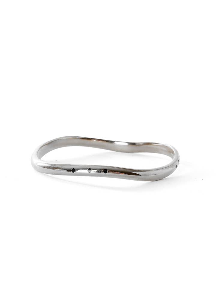 Bracelet jonc kényan à pois ondulés argentés pour la vente par Swahili | AFRICAN MODERN