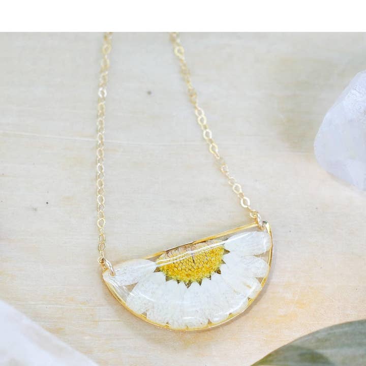 Collier marguerites pressées demi-lune pour la vente par Remedy Designs