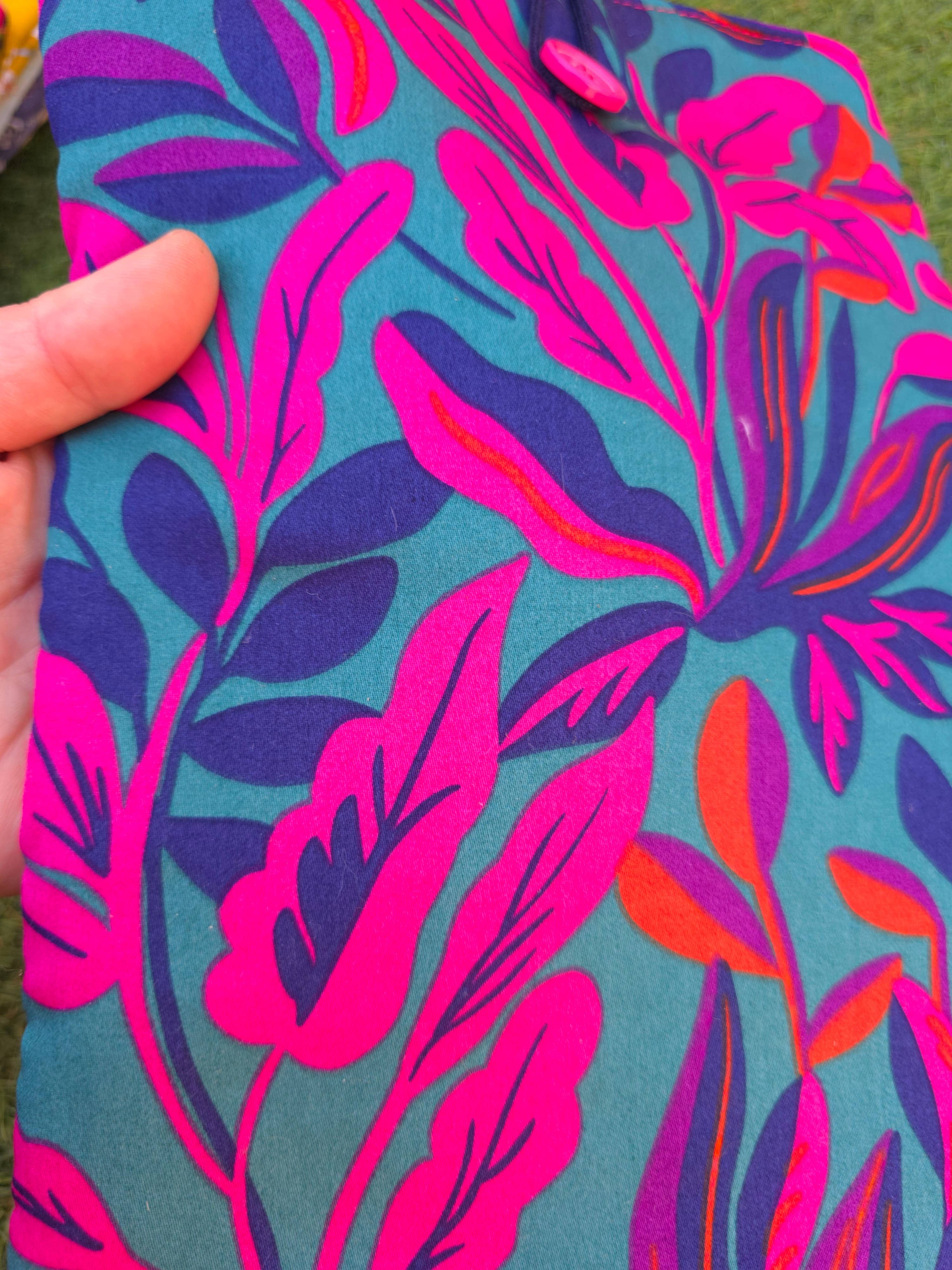 laubelgo - Wholesale Book Cover - Padded book cover with fluorescent leaves on a blue background2