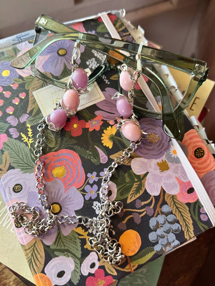 Chaîne de lunettes fantaisie violette, vintage pour la vente par Jo Noelle