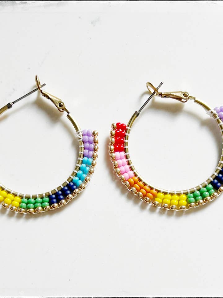Glasfrøperle Rainbow Hoop Circle Messingøreringe Pride for engroshandel hos GentrybyJenna
