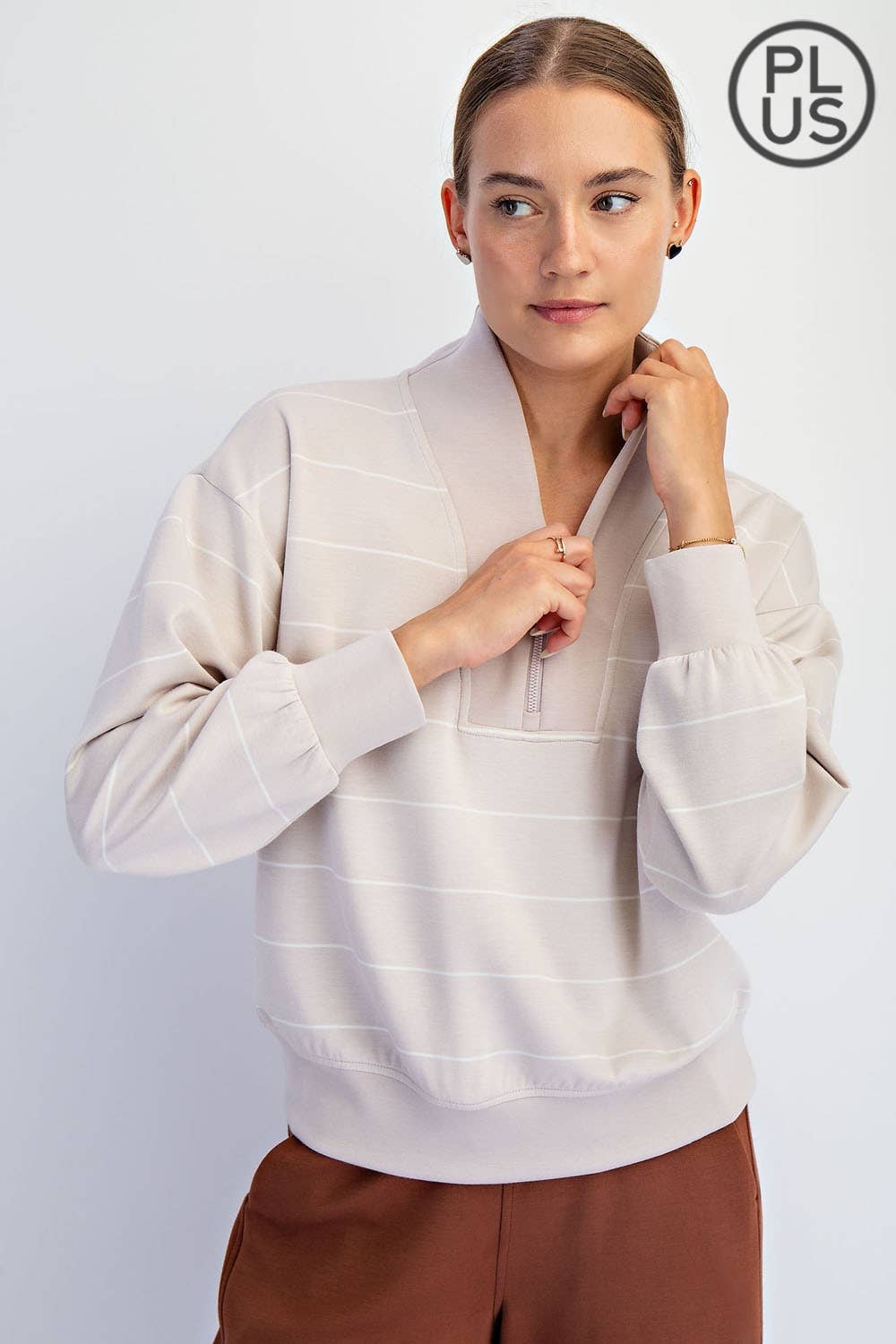 Rae Mode - Vendita all'ingrosso Felpa - Donna - GIACCA SCUBA A RIGHE IN MODAL TAGLIA FORTE CON SCOLLO A V9