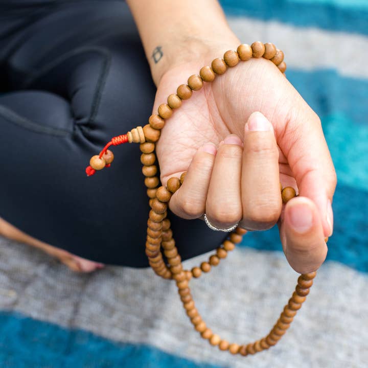 Preghiera di meditazione con perline di legno di sandalo fatte a mano per la vendita all'ingrosso da parte di Bodhiartistry