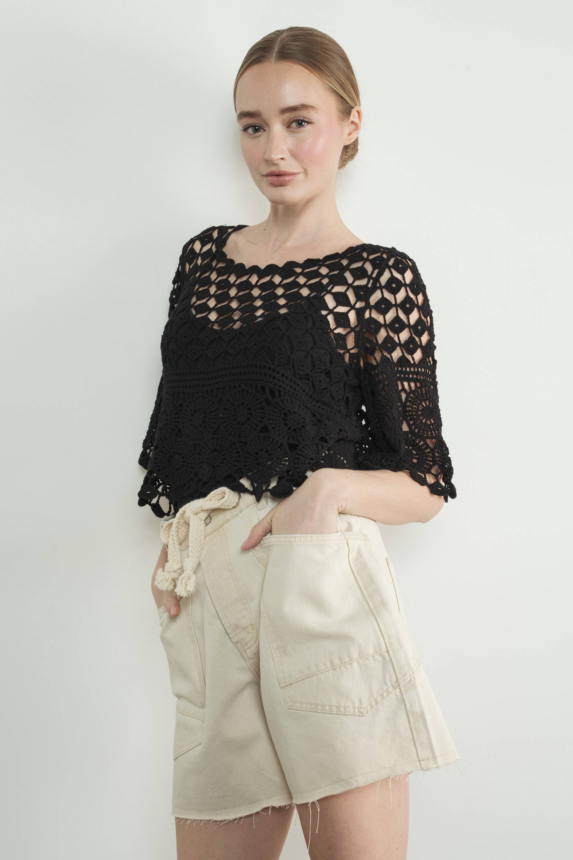 Aaron & Amber – wholesale Stickad topp - Dam – MAT3235 VIRKAD KORTÄRMAD TOPP1