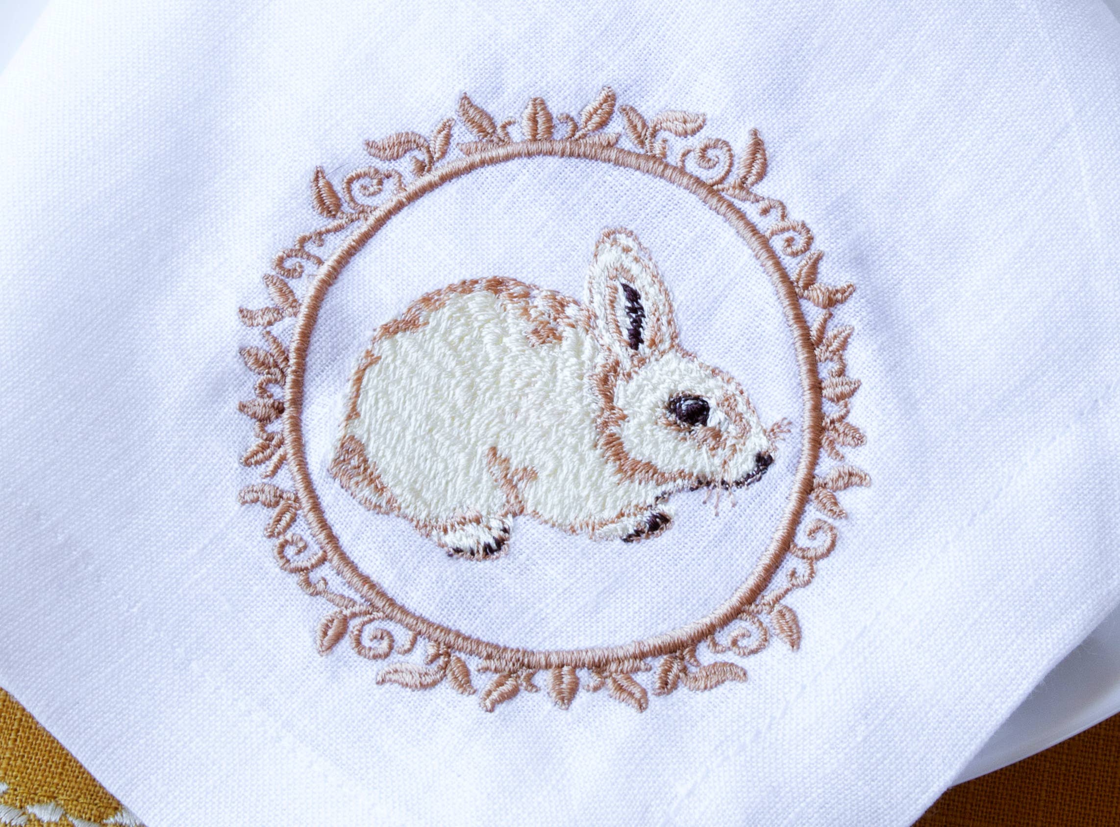 Liem Home – Guardanapo e pano de jantar por atacado – Guardanapos de linho bordados com coelho da Páscoa, Guardanapo de Jantar de Páscoa2