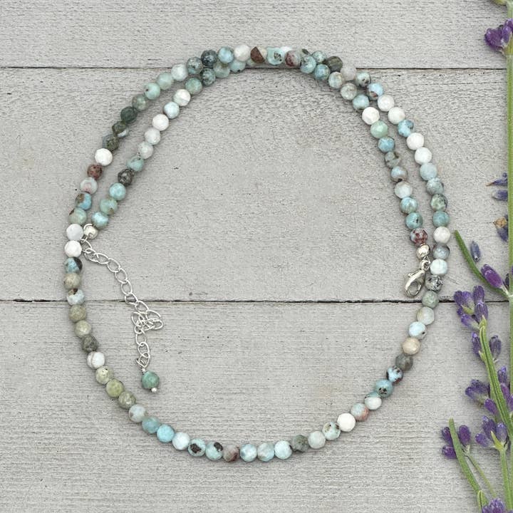 Collier en larimar – Perles facettées multicolores de 4 mm de la République dominicaine, argent sterling, brin ajustable pour la vente par Sunlight Silver Jewelry