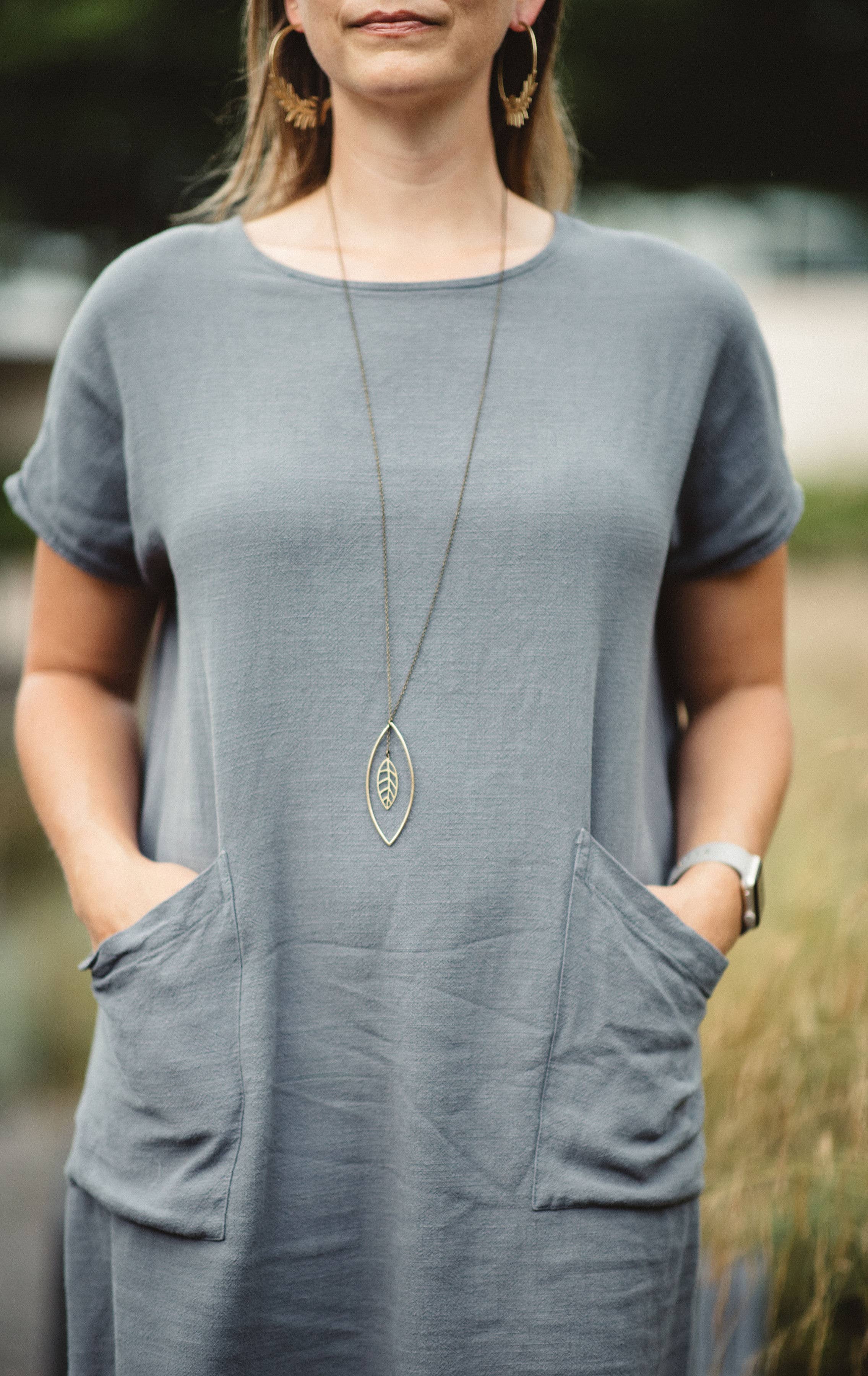 Modern Madini - Vendita all'ingrosso Collana con ciondolo/pendaglio - Collana lunga con intaglio a foglia1