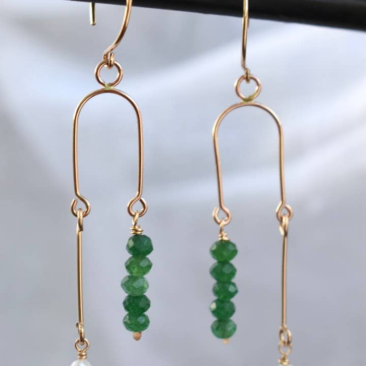 Mobiele oorbellen met smaragd en parels voor wholesale door Jen Hough Designs