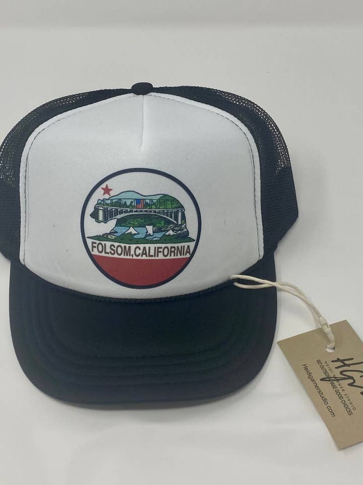 Casquette Trucker en Mousse pour Enfants Folsom Circle Flag California pour la vente par Heidi Garner Studio