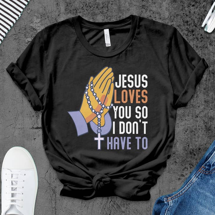 Praying Hands T-shirt med inspirerende kærlighedsbudskab – unisex trostøj med spirituelt grafisk design i blød bomuld for engroshandel hos FreakyTeeFactory