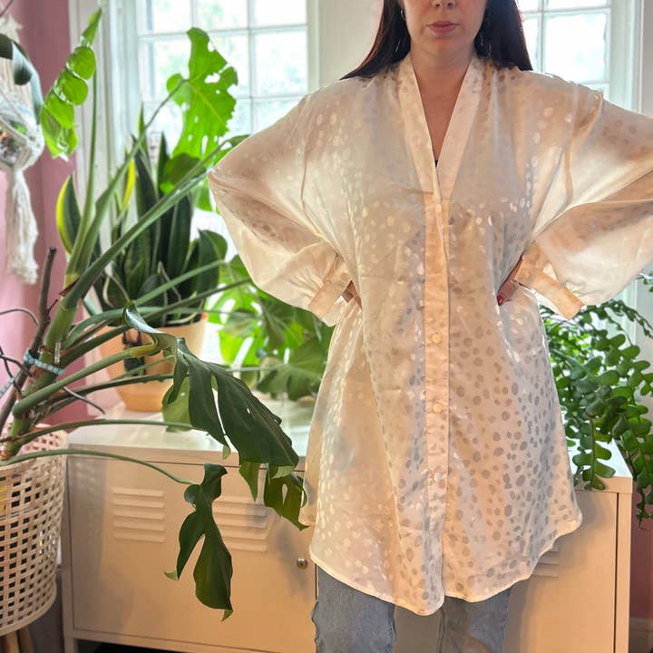 Serena witte blouse met knopen (L) voor wholesale door Sunstone Jewels