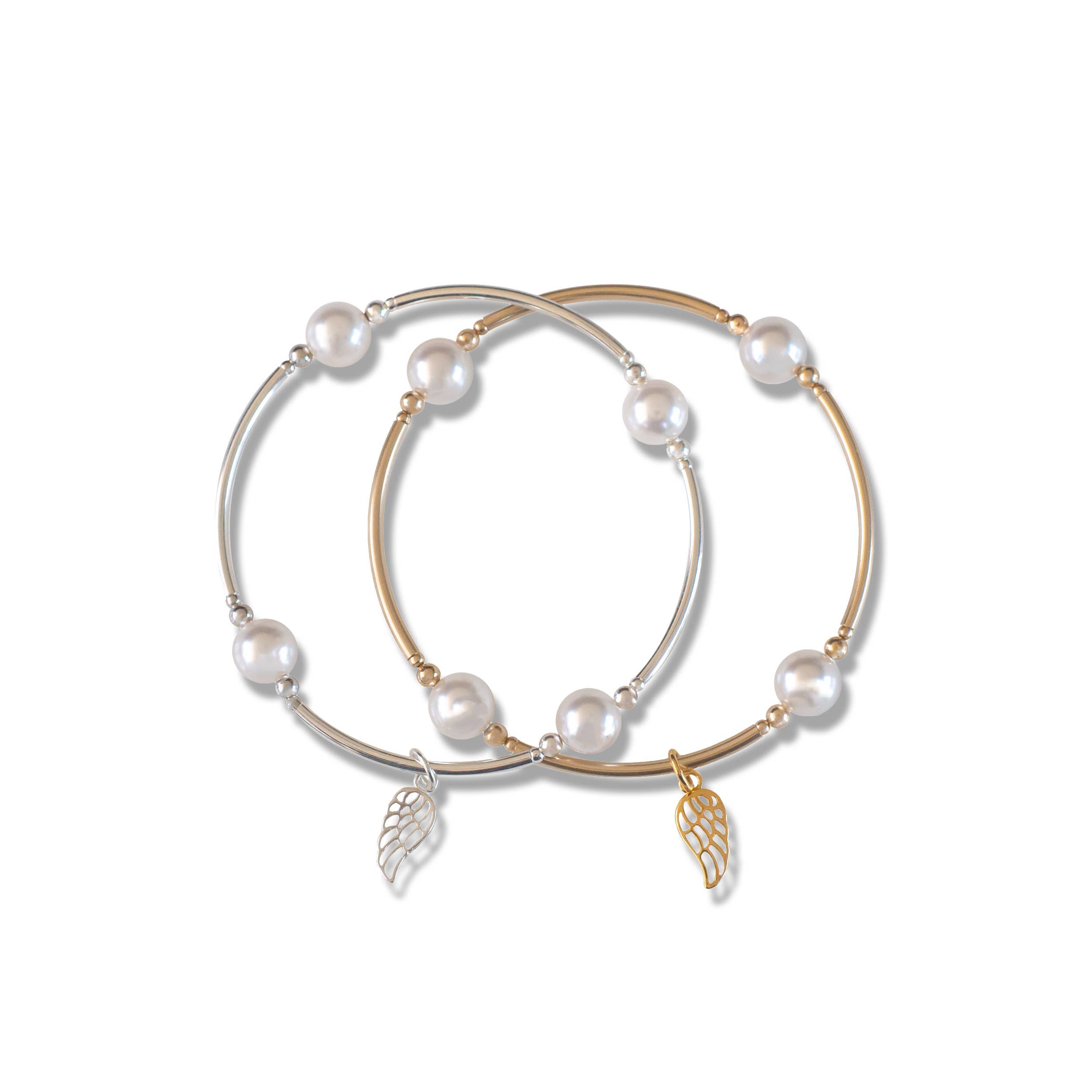 Made as Intended – Großhandel Armband mit Charms/Anhängern – Verzaubertes Weißes Perlen- & Goldflügel 8mm Segensarmband2