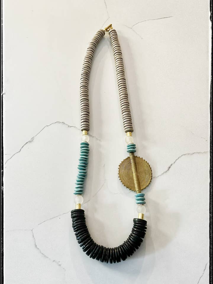 Pendentif Baule en laiton avec perle en bois et os - Gris pour la vente par GentrybyJenna