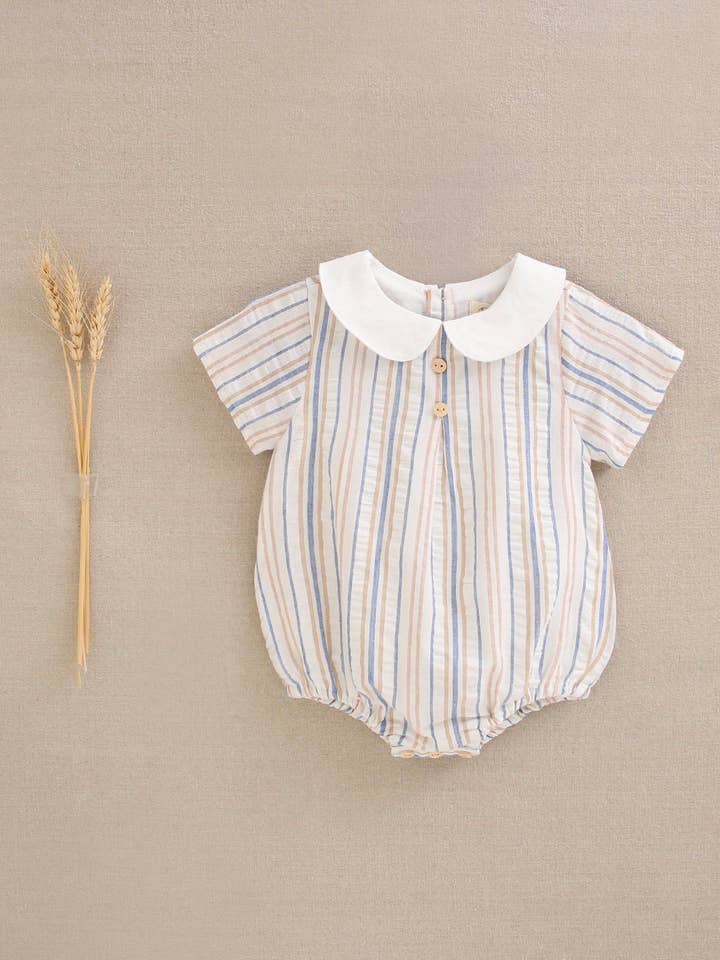 Babydragt med striber og kontrastfarvet Peter Pan-krave for engroshandel hos Dadati