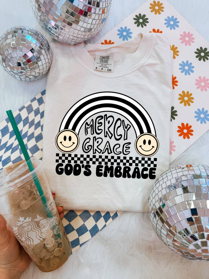 Mercy Grace God trendiges christliches T-Shirt in bequemen Farben für den Großhandel von Broke Babes Wholesale