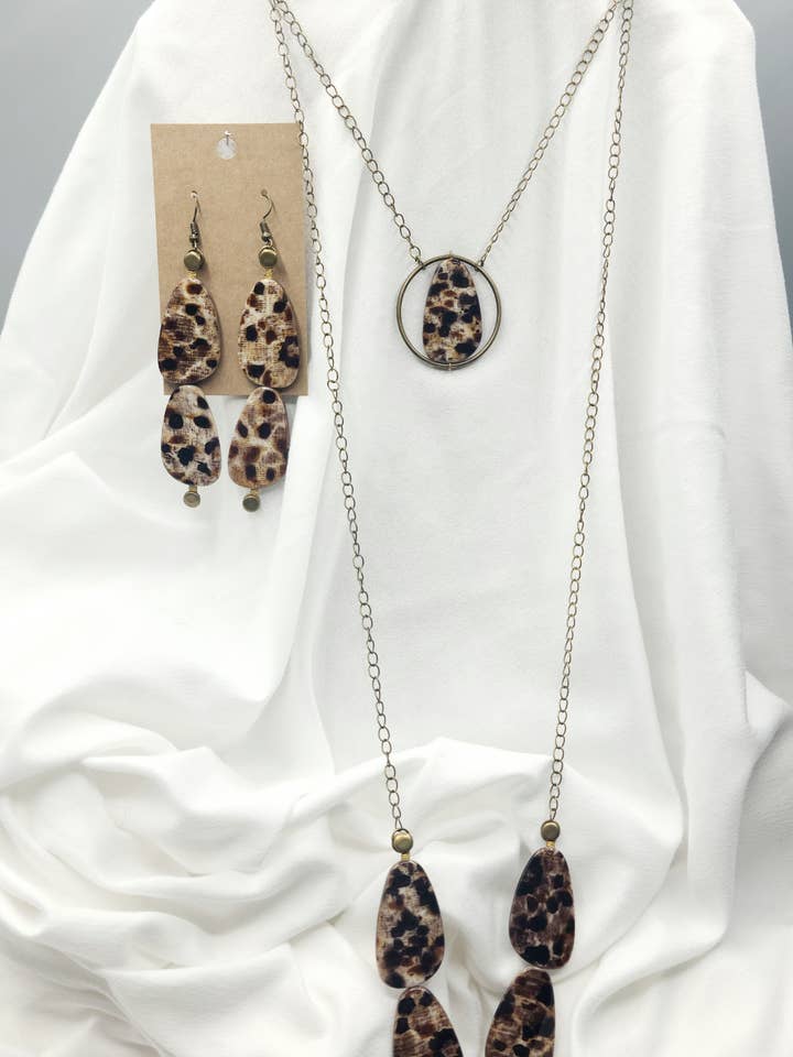 Collier Leopard Lariat Roper pour la vente par Elly Kate Designs