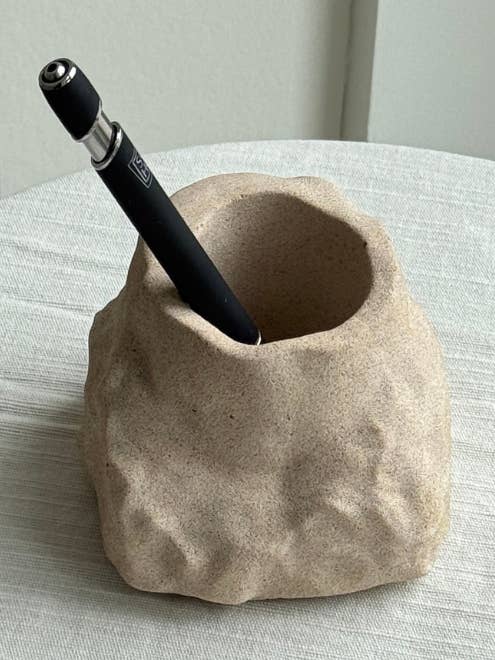 The Franky Pen Holder | Caramelo voor wholesale door GINALADÉCO