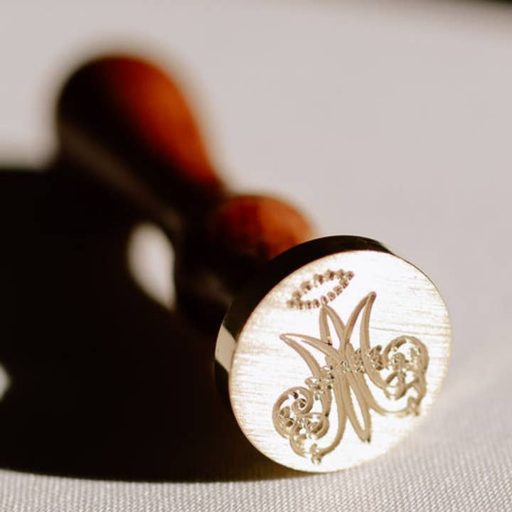 Pietà Paperie – wholesale Gummistämpel/dekorativ stämpel – Katolska vaxstämplar, Auspice Maria, ”Under Marias beskydd”0