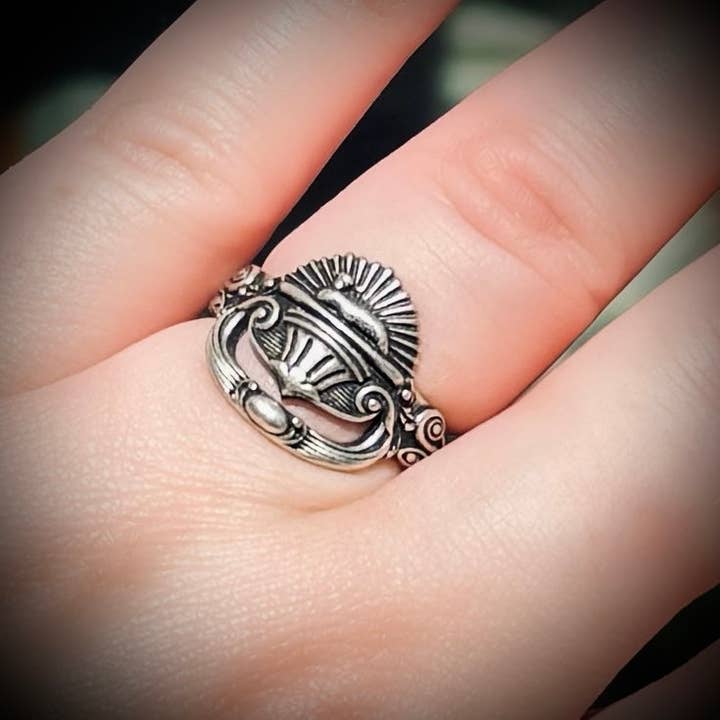 Velvet Apparition - Venta al por mayor Anillos grandes/de cóctel - Reserva un ataúd de cordero
Anillo con asa en plata de ley envejecida