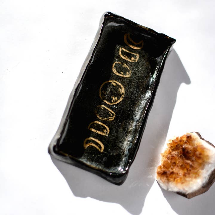 Petit plat à anneaux noirs en forme de phase de lune en céramique fait main pour la vente par Rough Ware