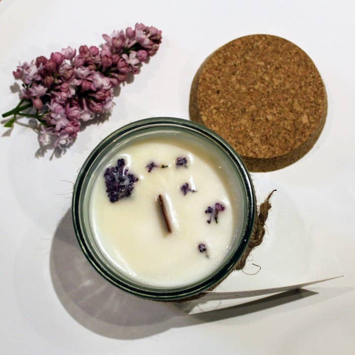Bougie Lilas | Recouvert de lilas d'origine locale | Non toxique | Respectueux de l'environnement | Mèche en bois | Cire de soja | Pot en verre recyclé | 9 oz pour la vente par Woosah Co.