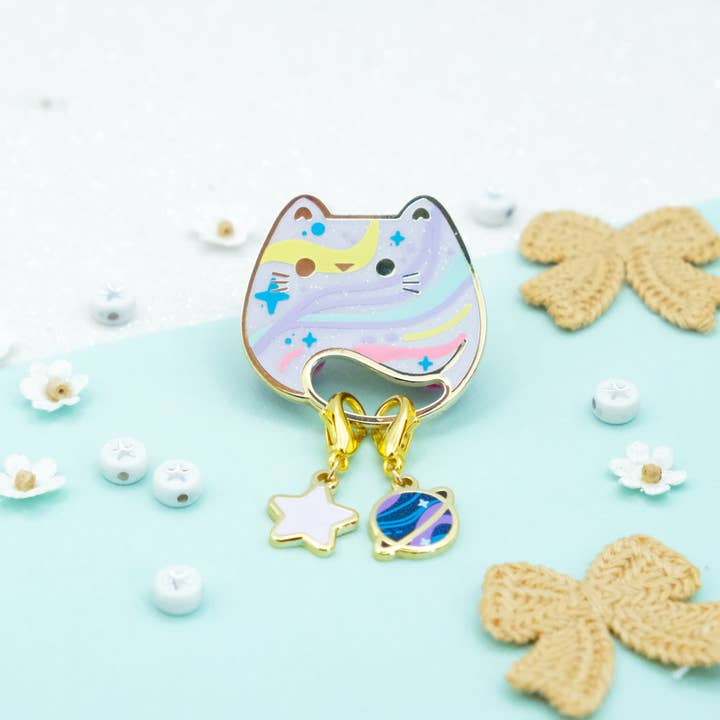 Sparkles in the Wild - Wholesale Lapel Pin/Button - Épingles Chat Rêveur - Collection Charmante4