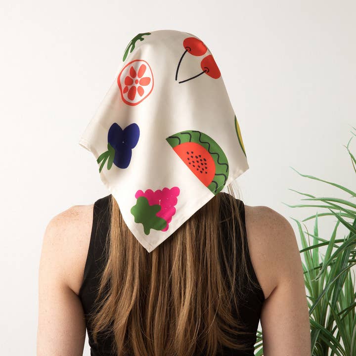 Satijnen Sjaal Tutti Frutti Print voor wholesale door I AM & CO