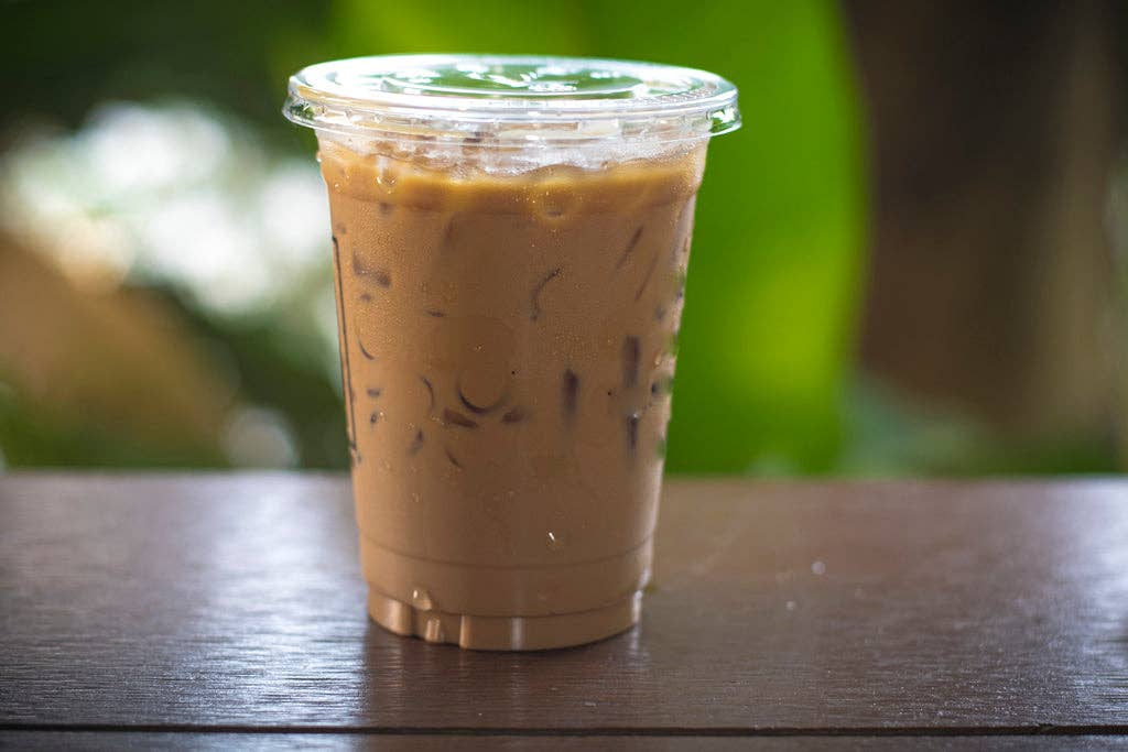 EcoQuality - Wholesale Disposable Cup - [50] Plastic Cups with Lids 10 oz | Iced Coffee Go Cups3