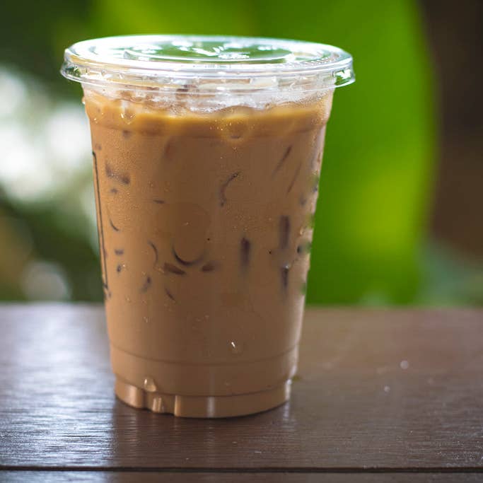 EcoQuality – wholesale Engångskopp – 50 plastmuggar med lock 10 oz | Takeaway-muggar för iskaffe3