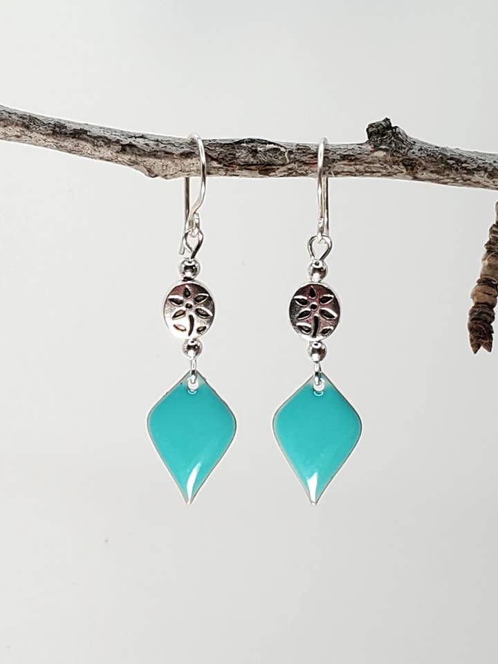 Boucles d'oreilles, boucles d'oreilles en forme de cerf-volant et fleur en turquoise, Lucy pour la vente par Jezabel Adornment